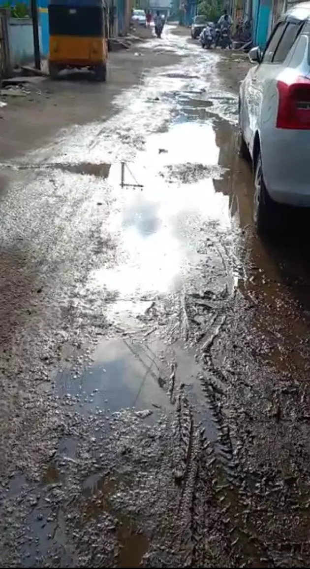 குழாய் உடைந்து வீணாகும் குடிநீர் குழாய் உடைந்து வீணாகும் குடிநீர்