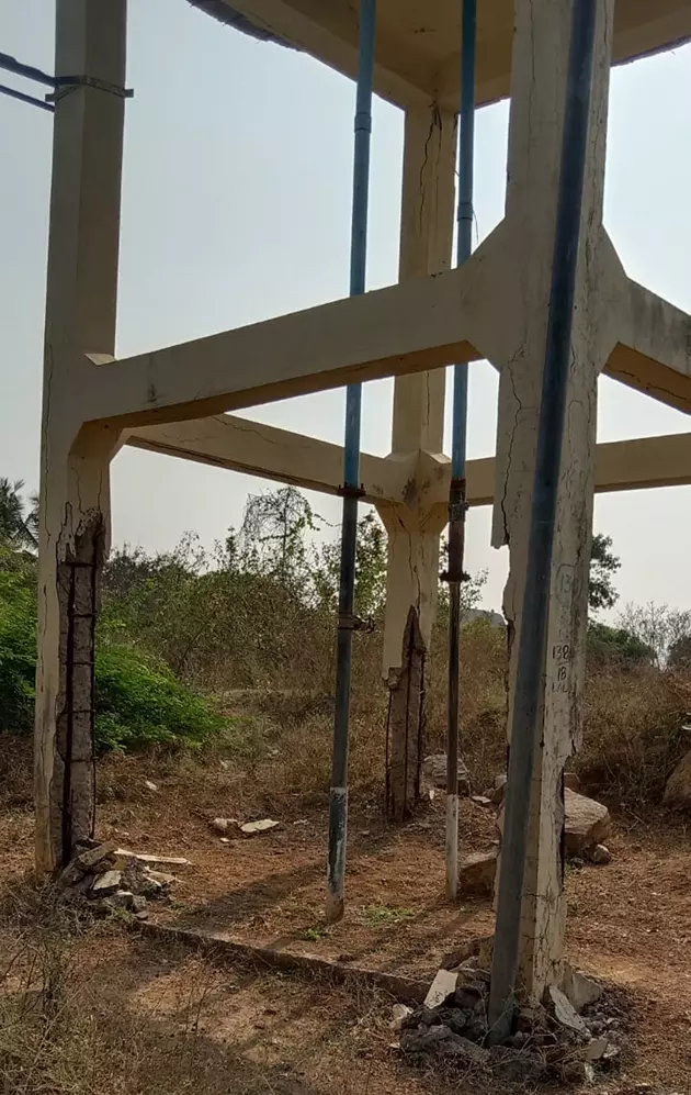 சிதிலமடைந்த குடிநீர் தொட்டி சிதிலமடைந்த குடிநீர் தொட்டி