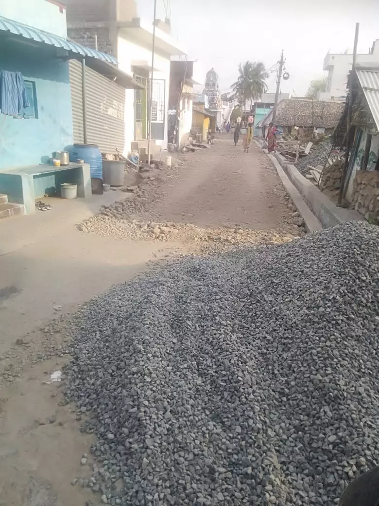 கால்வாய் இன்றி அமைக்கப்படும் சாலை