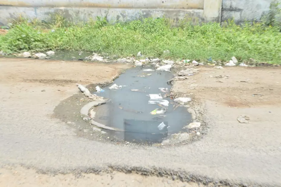 தேங்கி நிற்கும் கழிவுநீர் தேங்கி நிற்கும் கழிவுநீர்