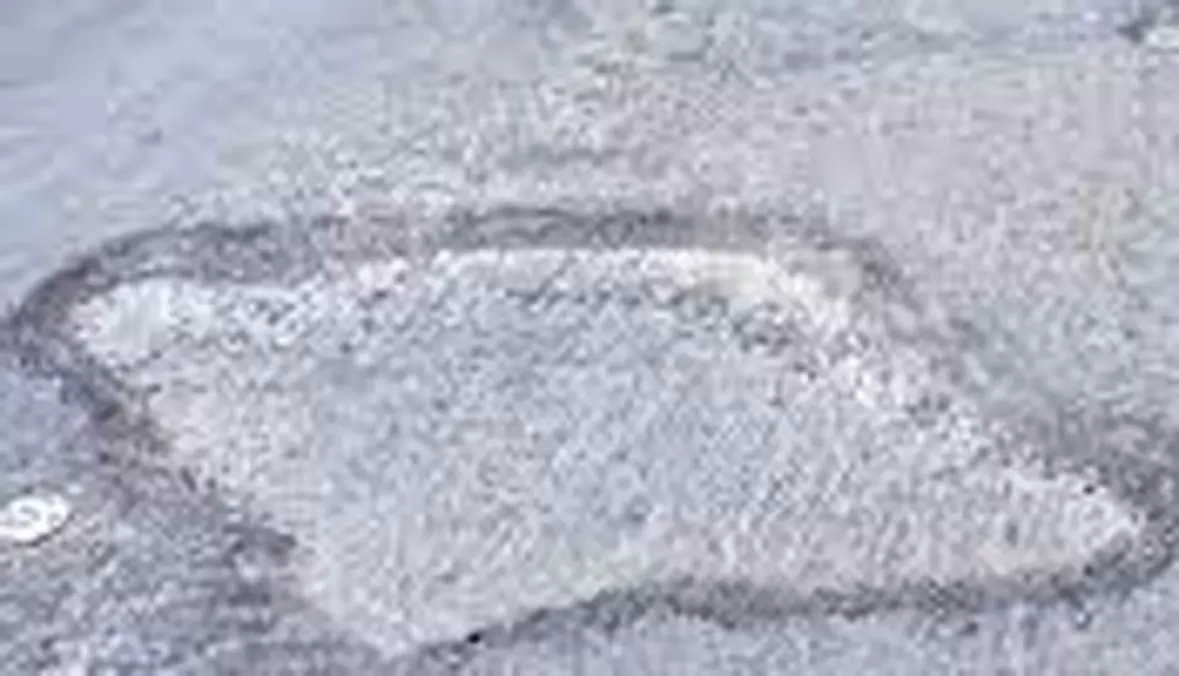 சாலை பள்ளத்தை மூடவேண்டும்