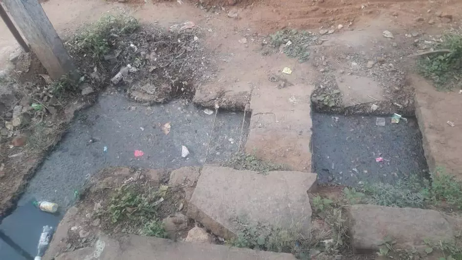 சாக்கடை கால்வாயில் தேங்கும் கழிவுநீர் சாக்கடை கால்வாயில் தேங்கும் கழிவுநீர்
