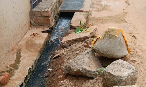 சாலை, கால்வாயை சீரமைக்க வேண்டும் சாலை, கால்வாயை சீரமைக்க வேண்டும்
