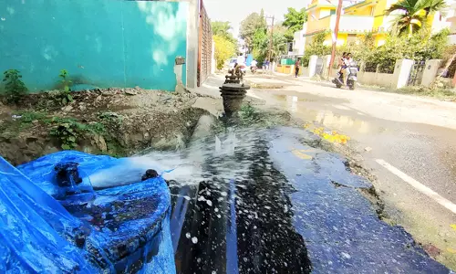 வீணாக செல்லும் குடிநீர் வீணாக செல்லும் குடிநீர்