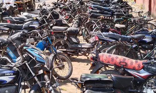 வாகனங்களால் போக்குவரத்துக்கு இடையூறு