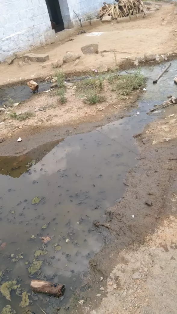 சாலையோரம் தேங்கும் கழிவுநீர்