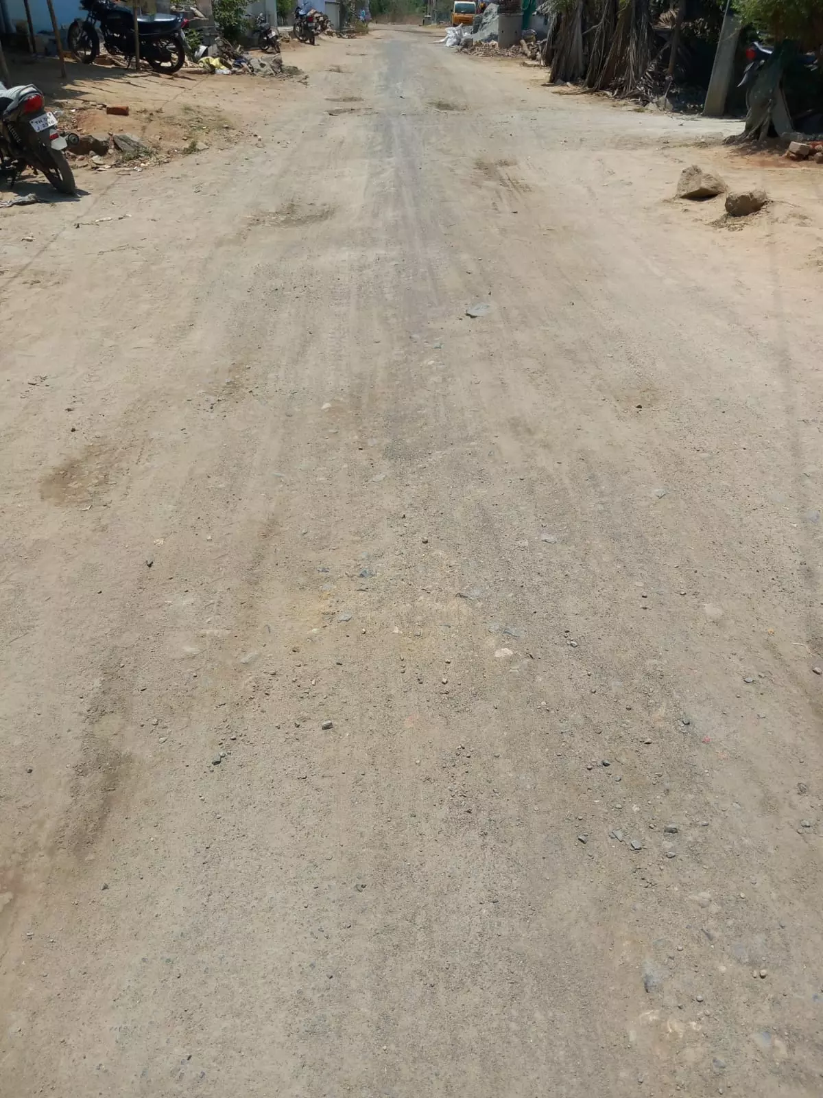 குண்டும், குழியுமான சாலை குண்டும், குழியுமான சாலை