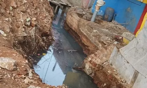 கிடப்பில் போடப்பட்ட வாறுகால் பணிகள்