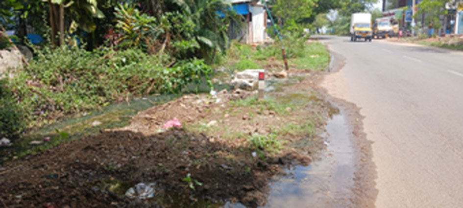 வாறுகால் பாலத்தில் அடைப்பு வாறுகால் பாலத்தில் அடைப்பு