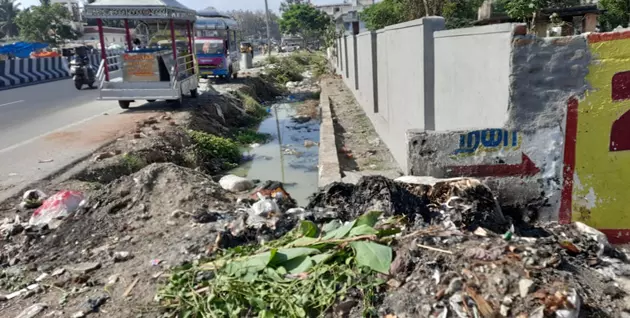 கால்வாயை தூர்வார வேண்டும் கால்வாயை தூர்வார வேண்டும்