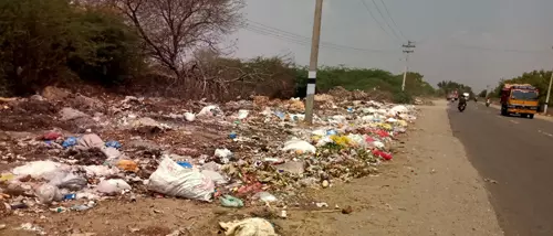 சாலையோரம் கொட்டப்படும் மருத்துவ கழிவு