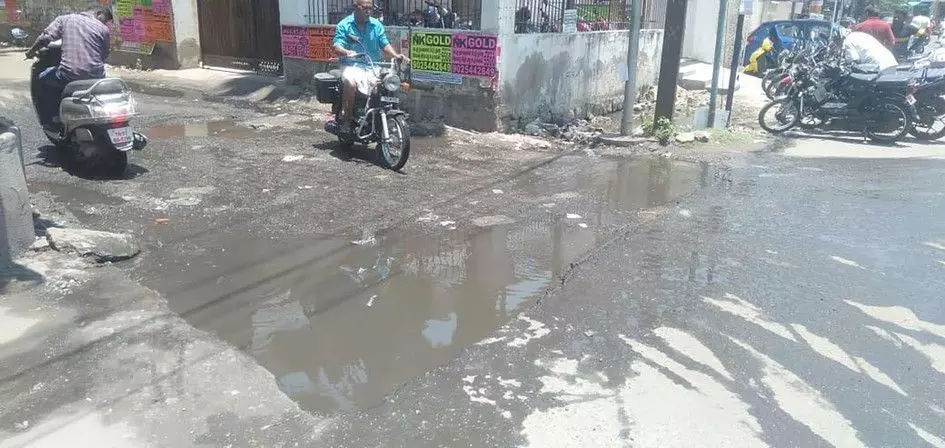 சாலையில் தேங்கும் கழிவுநீர்