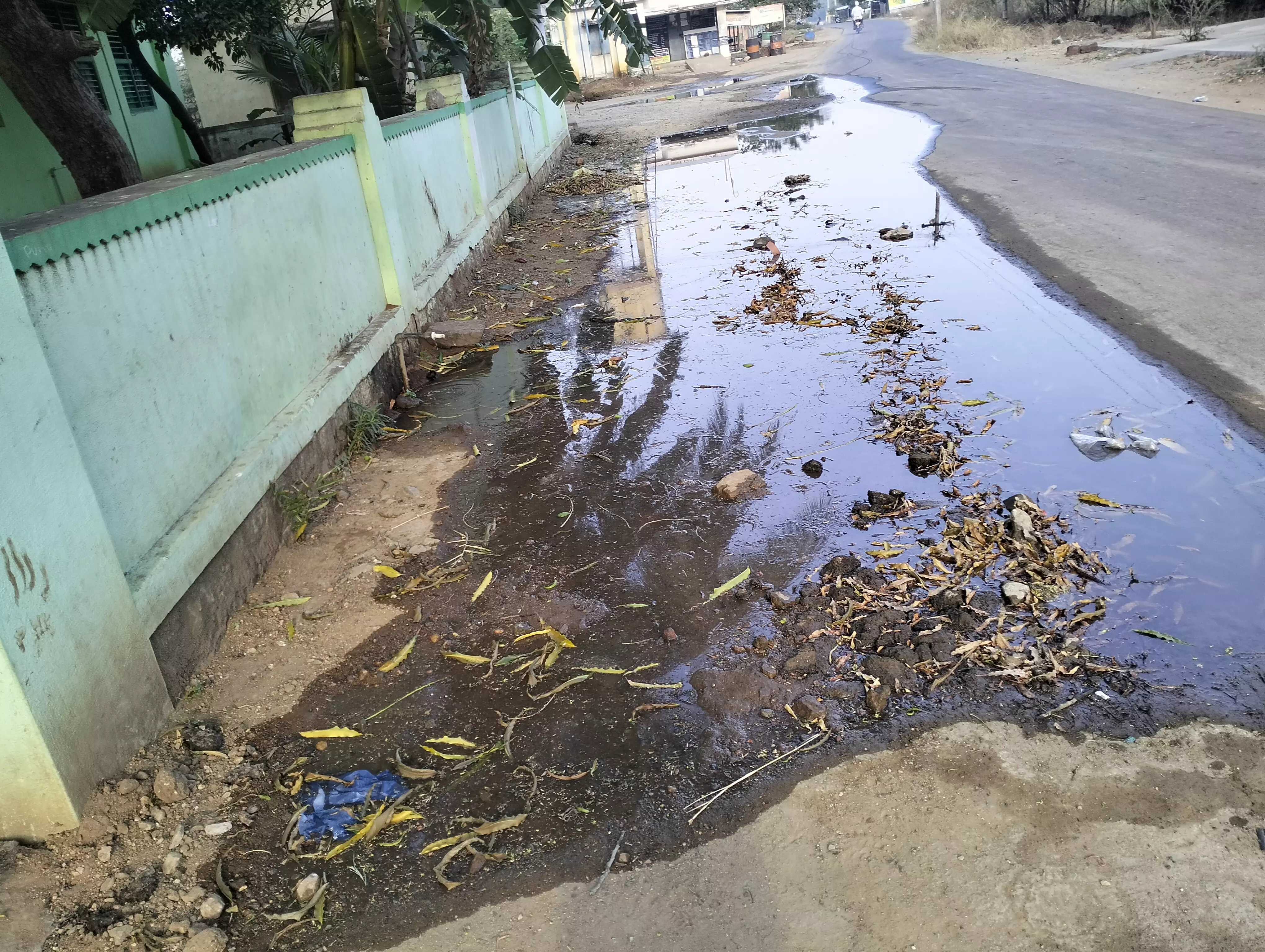 சாலையில் செல்லும் கழிவுநீர் சாலையில் செல்லும் கழிவுநீர்