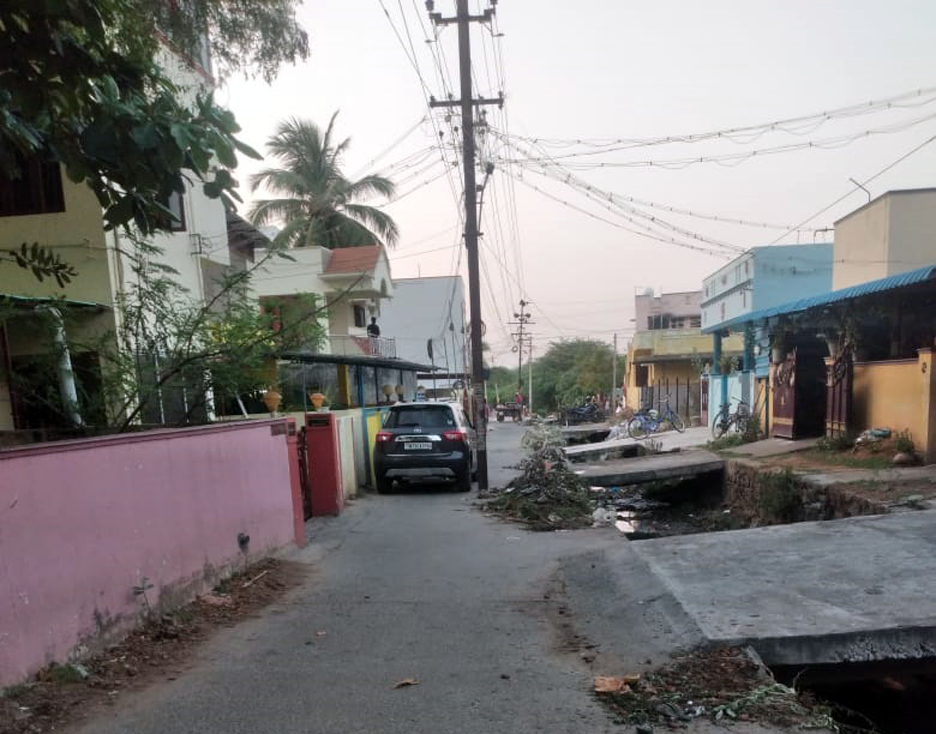 சாலையின் நடுவில் மின்கம்பம் சாலையின் நடுவில் மின்கம்பம்