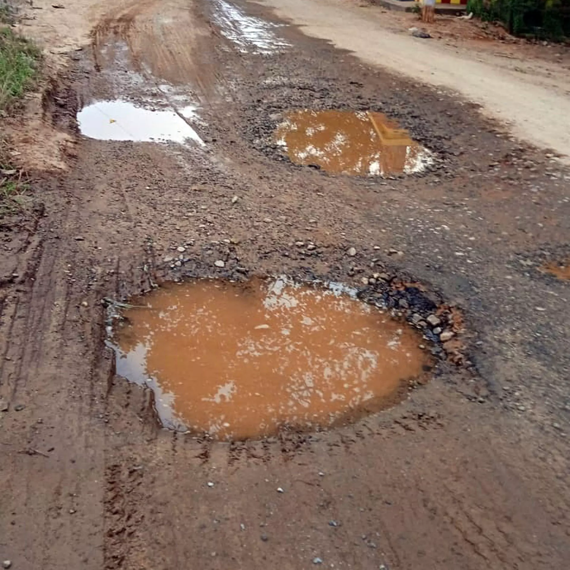 குண்டும் குழியுமான சாலை