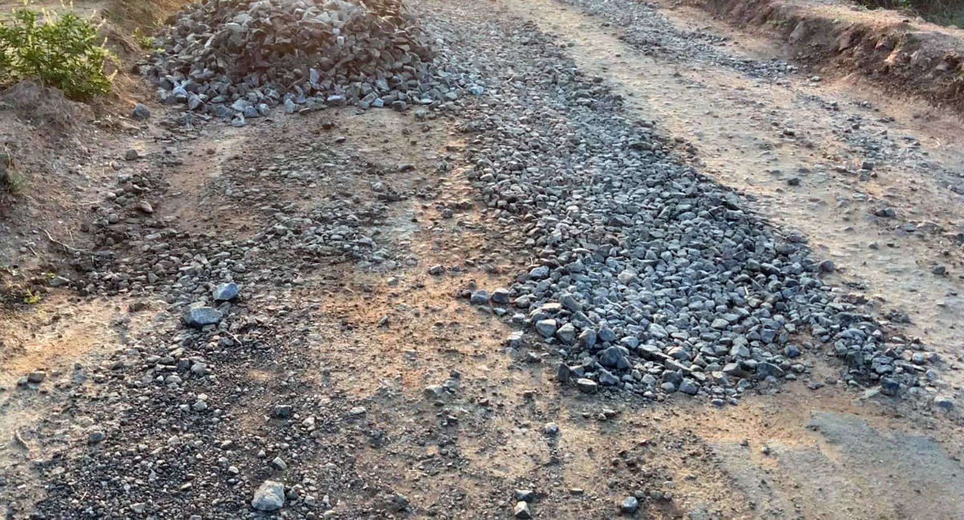 நிறைவுபெறாத சாலைப்பணியால் சிரமம்