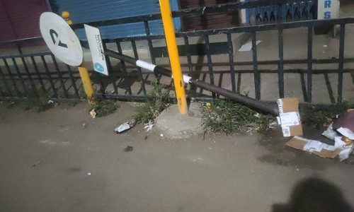 சரிந்து கிடக்கும் கம்பம் சரிந்து கிடக்கும் கம்பம்