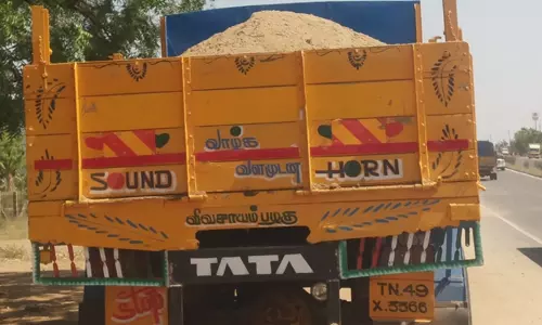 இருசக்கர வாகன ஓட்டிகள் பாதிப்பு இருசக்கர வாகன ஓட்டிகள் பாதிப்பு