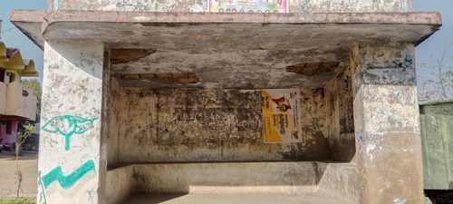 சீரமைக்கப்படாத பயணிகள் நிழற்குடை சீரமைக்கப்படாத பயணிகள் நிழற்குடை