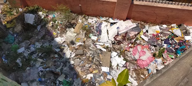 குப்பைகளால் துர்நாற்றம் குப்பைகளால் துர்நாற்றம்