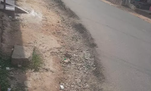 சாலையோரம் மண் அணைக்க வேண்டும்