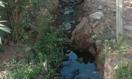 சாக்கடை கால்வாய் அமைக்க வேண்டும் சாக்கடை கால்வாய் அமைக்க வேண்டும்