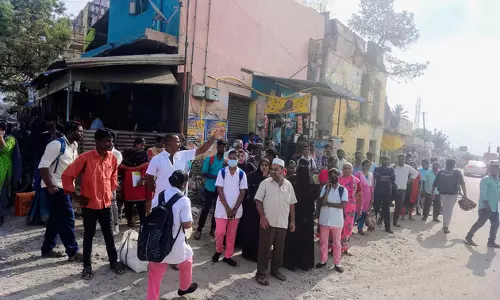 பயணிகள் நிழற்குடை அமைக்க வேண்டும்