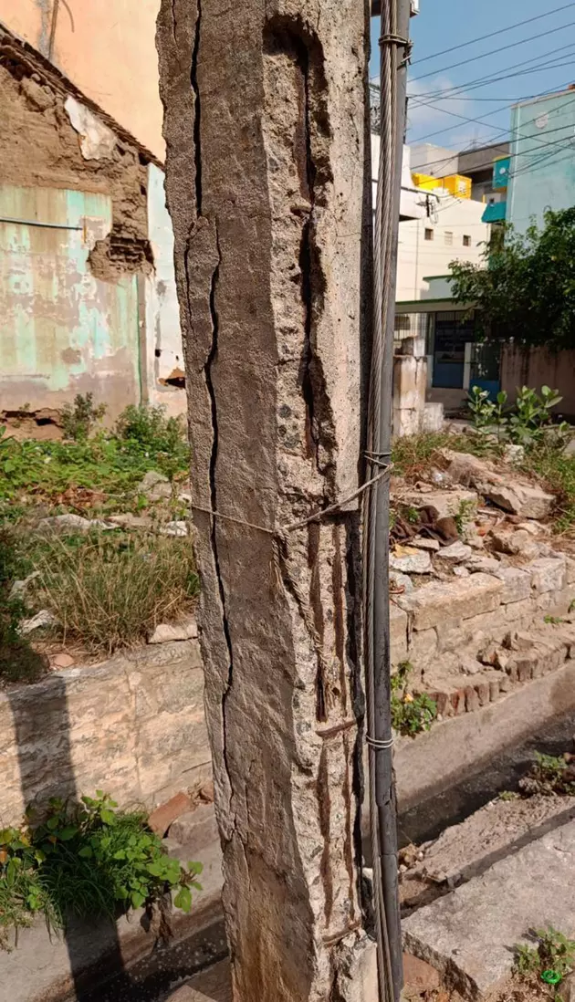 மின்கம்பங்களை மாற்றுவார்களா?