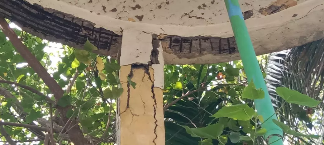 சேதமடைந்த குடிநீர் தொட்டி சேதமடைந்த குடிநீர் தொட்டி