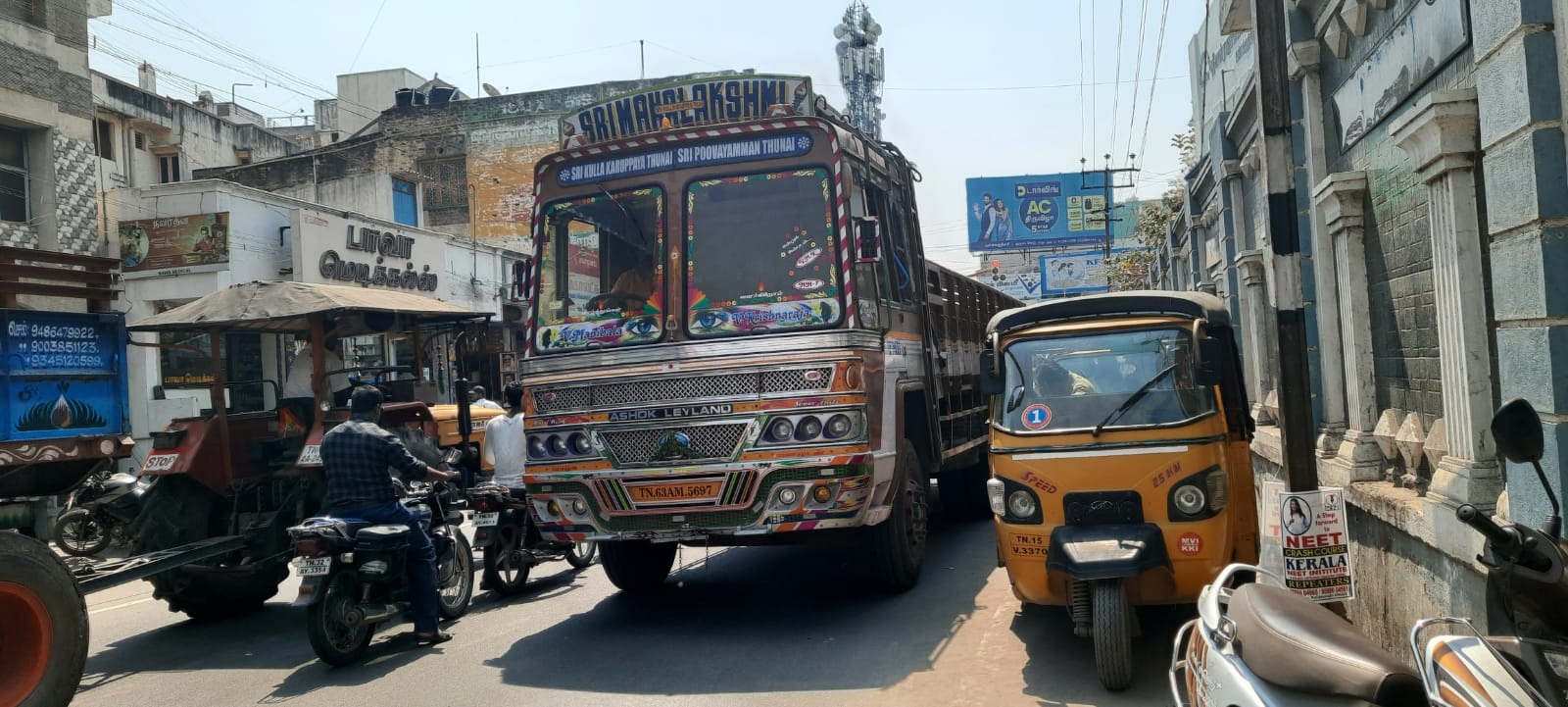 தாறுமாறாக நிறுத்தப்படும் ஆட்டோக்கள்
