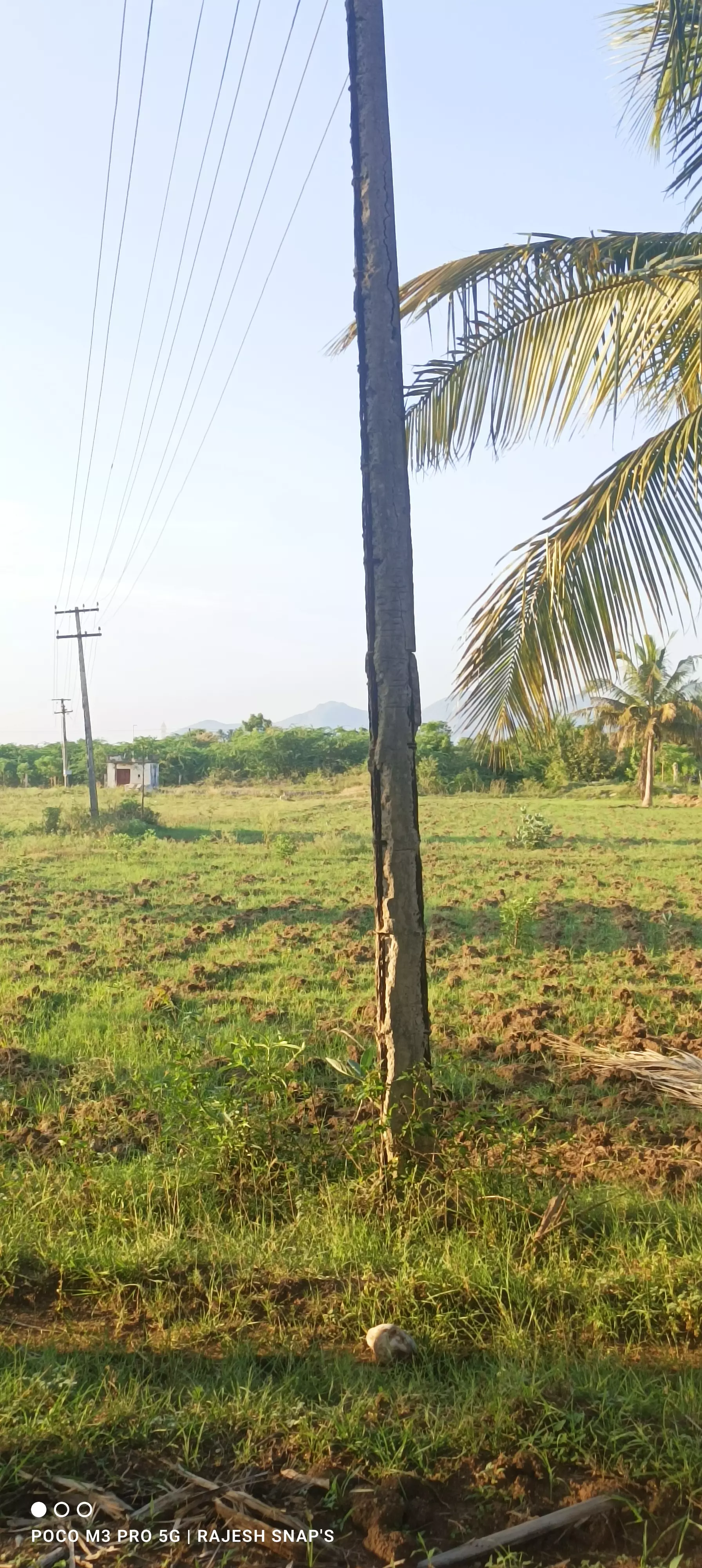 சேதமடைந்த மின்கம்பம்