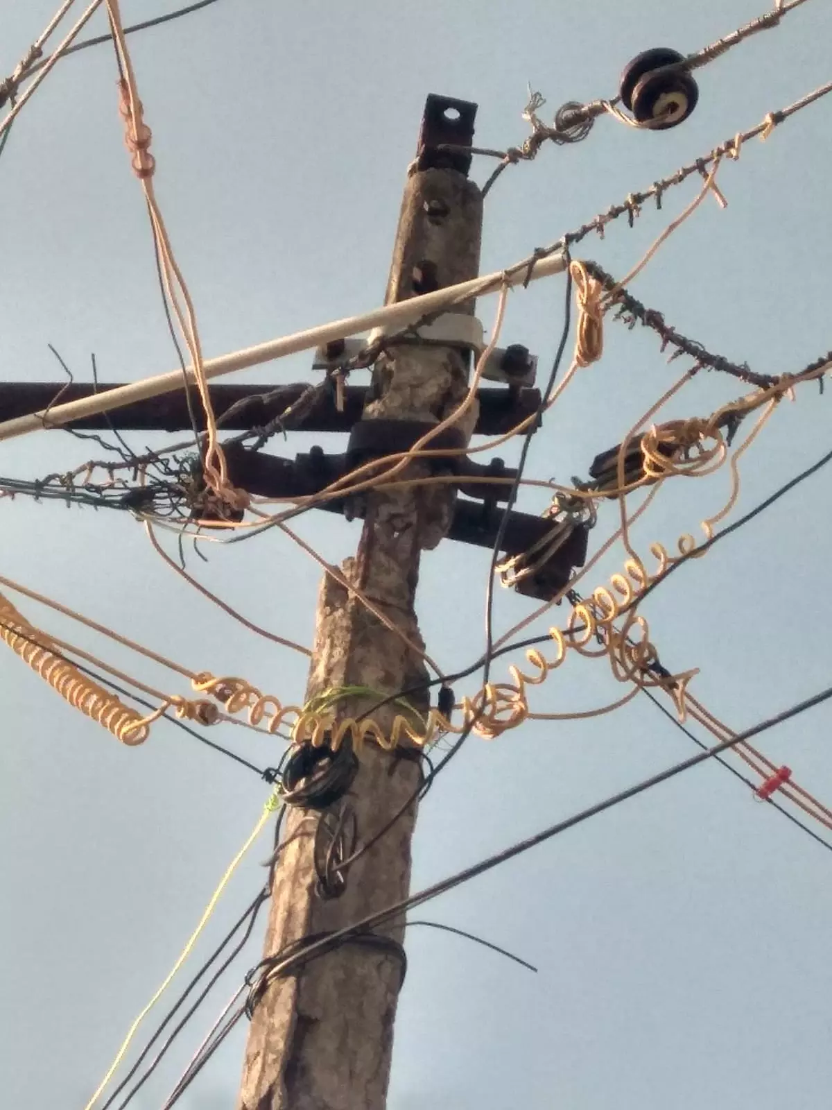 சிதிலமடைந்த மின்கம்பம் சிதிலமடைந்த மின்கம்பம்