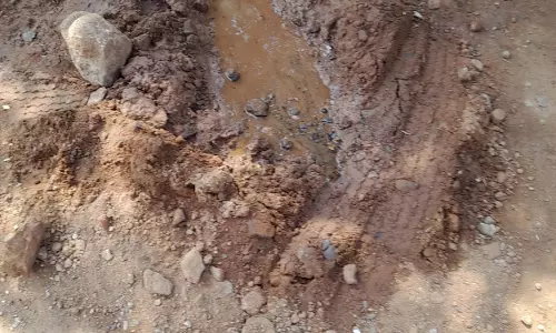 குழாய் உடைப்பால் வீணாகும் குடிநீர் குழாய் உடைப்பால் வீணாகும் குடிநீர்