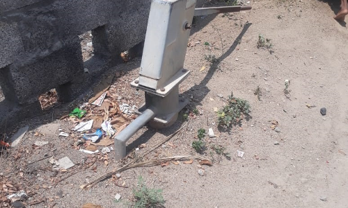 மண்ணில் புதைந்த அடிபம்பு மண்ணில் புதைந்த அடிபம்பு