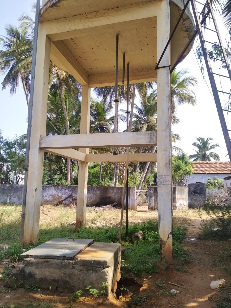 ஆபத்தான குடிநீர் தொட்டி