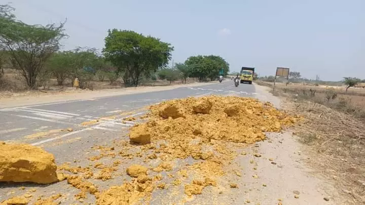 அதிக பாரத்துடன் செல்லும் டிப்பர் லாரிகள்