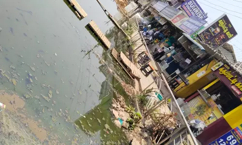 சாலையில் சாக்கடை சாலையில் சாக்கடை