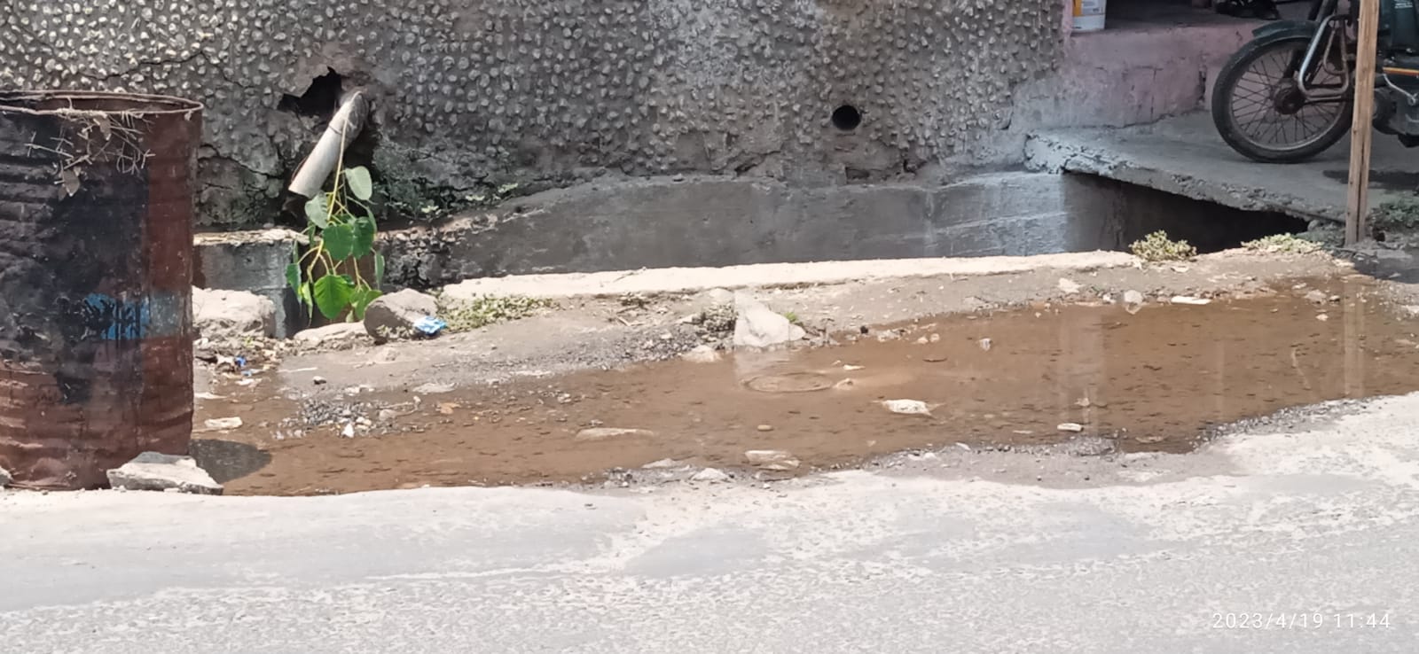 குடிநீர் குழாயில் உடைப்பு குடிநீர் குழாயில் உடைப்பு