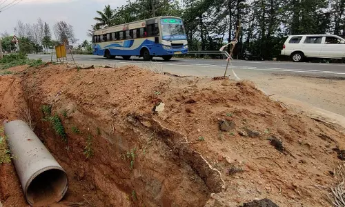 பள்ளத்தால் விபத்து அபாயம்