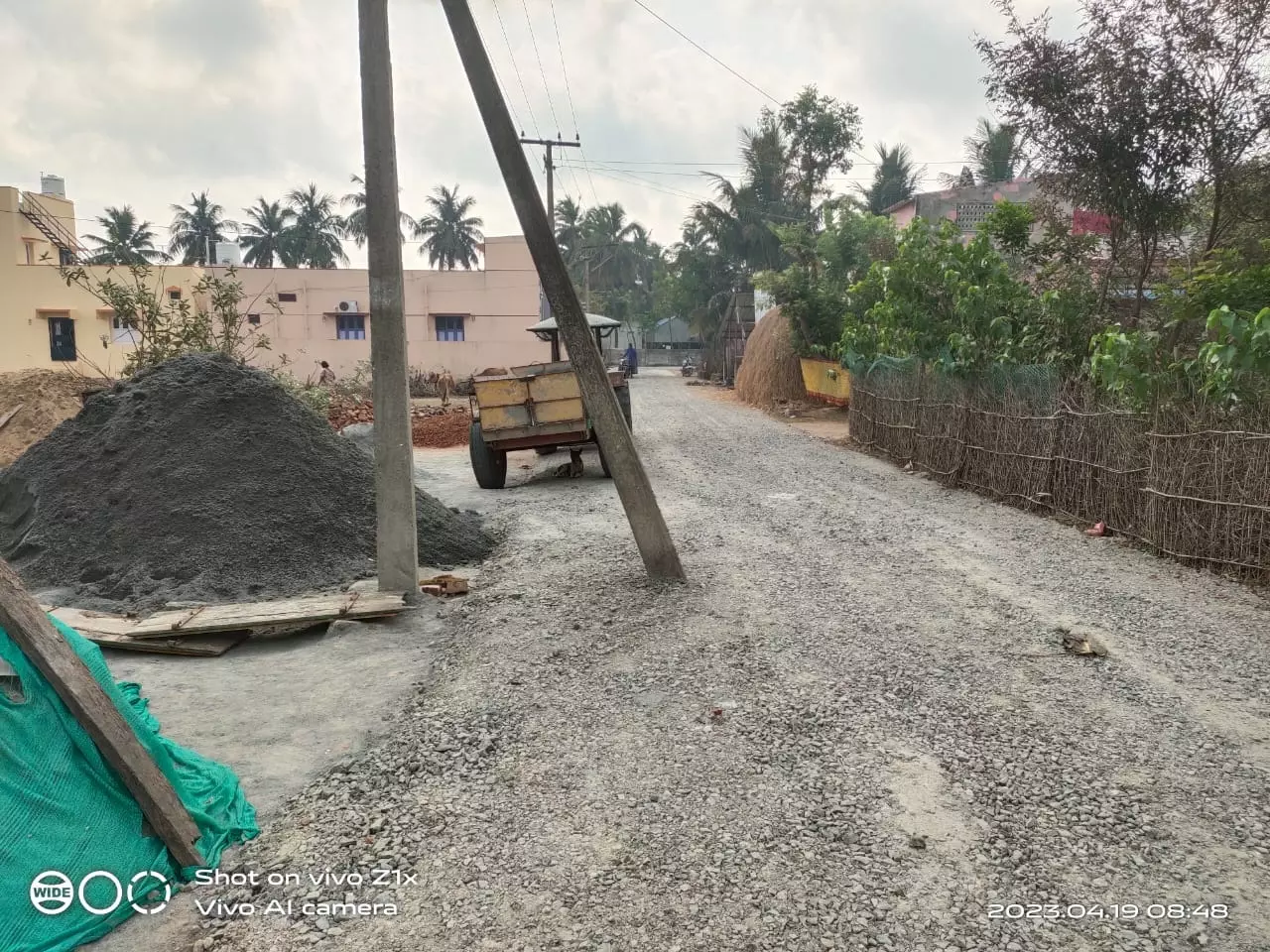 மின்கம்பத்தை அகற்றாமல் சாலை பணி மின்கம்பத்தை அகற்றாமல் சாலை பணி