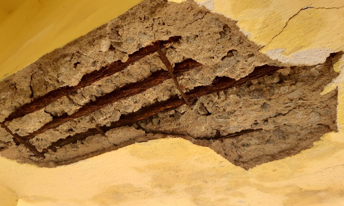 சேதமடைந்த மேற்கூரை சேதமடைந்த மேற்கூரை