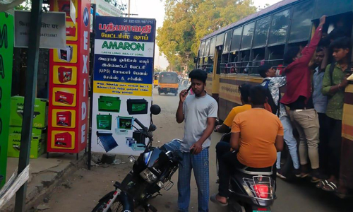 சாலையோர கடை பெயர் பலகையை அகற்ற வேண்டும் சாலையோர கடை பெயர் பலகையை அகற்ற வேண்டும்