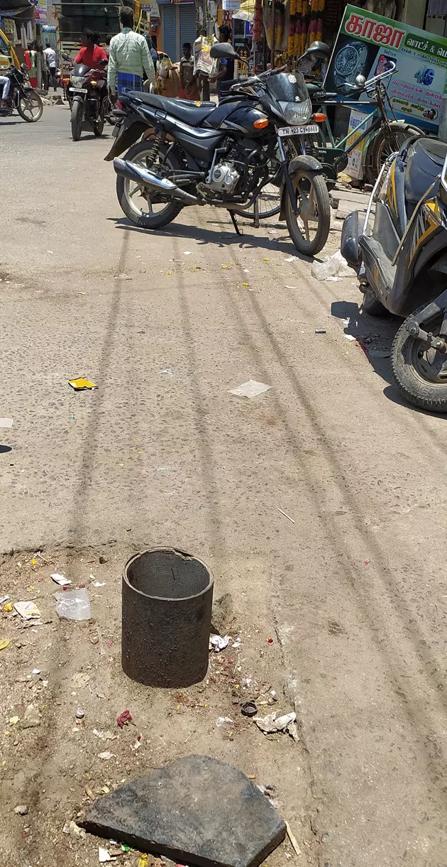 நடைபாதையில் இடையூறாக இருக்கும் குழாய்