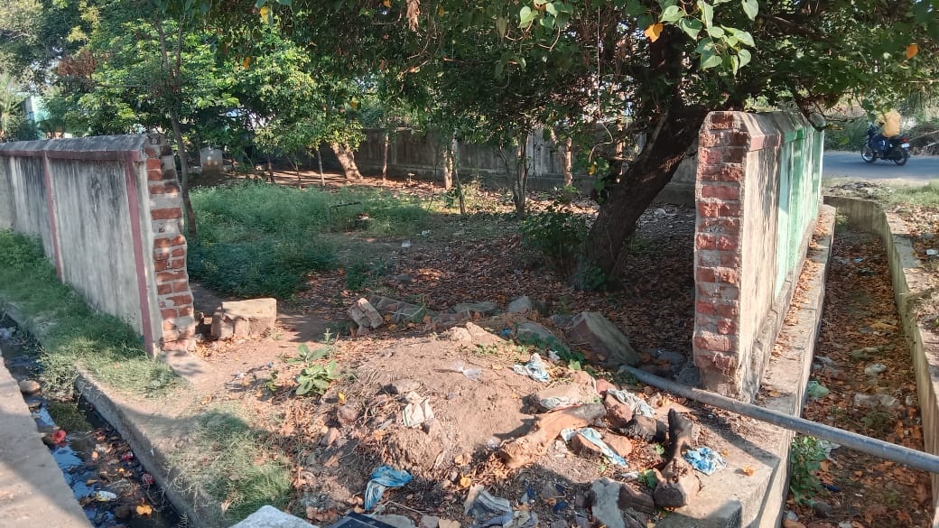 பள்ளி சுற்றுச்சுவரை சீரமைப்பது அவசியம்