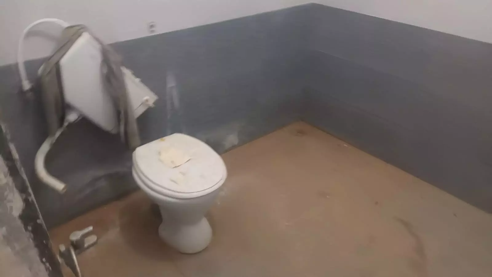 சேதமடைந்த கழிப்பறை