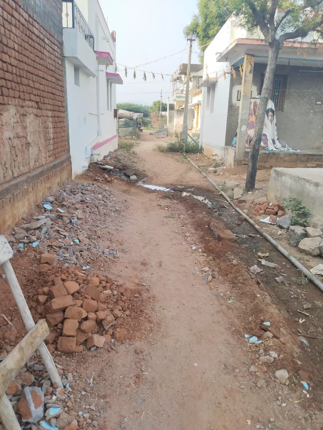 சிமெண்ட் சாலை அமைக்க வேண்டும் சிமெண்ட் சாலை அமைக்க வேண்டும்