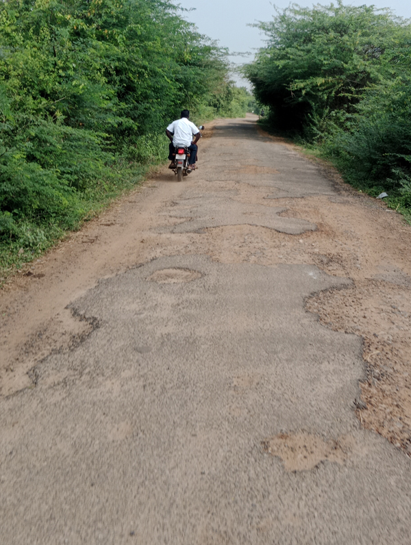 குண்டும், குழியுமான சாலை குண்டும், குழியுமான சாலை