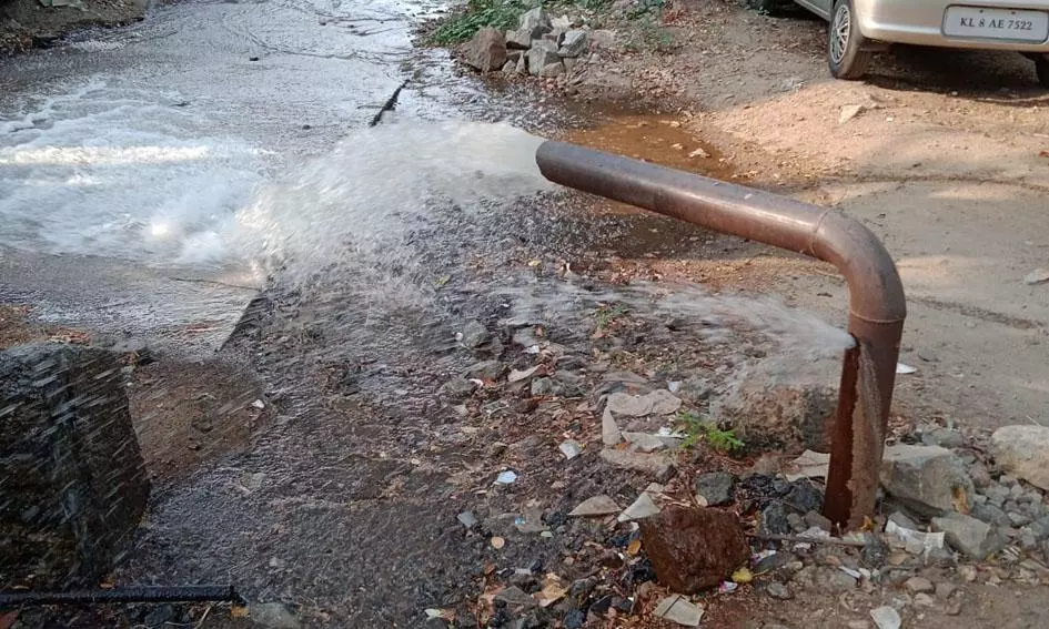 குழாயில் மூடி இல்லாமல் வீணாகும் குடிநீர்