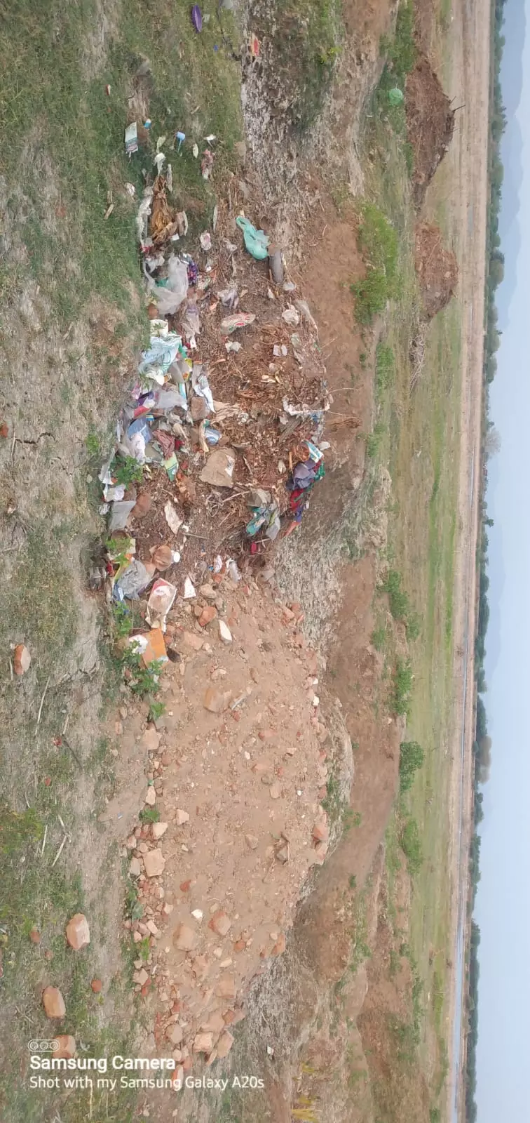 ஏரியில் கொட்டப்படும் குப்பைகள்