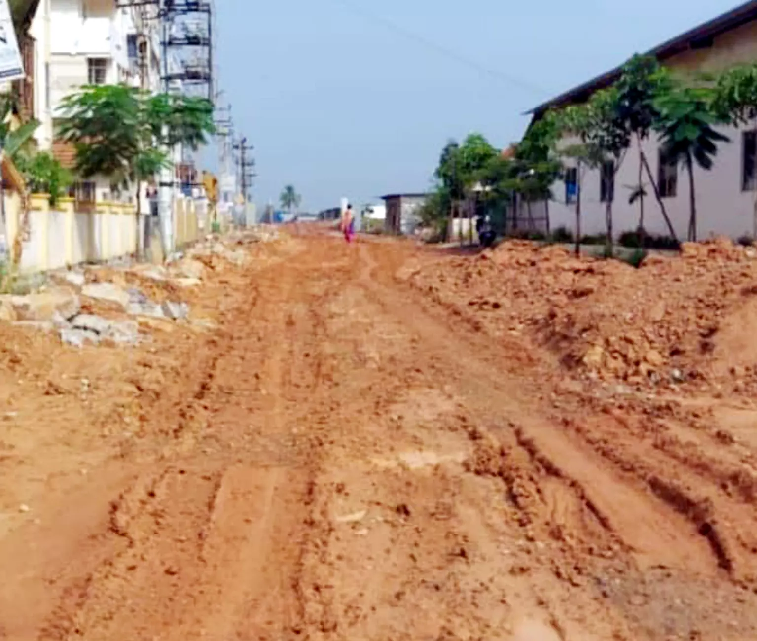 சேறும், சகதியுமாக கிடக்கும் சாலை